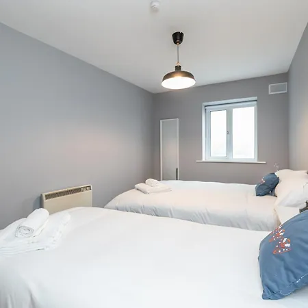 Brand New 2 Complex In Apartment *